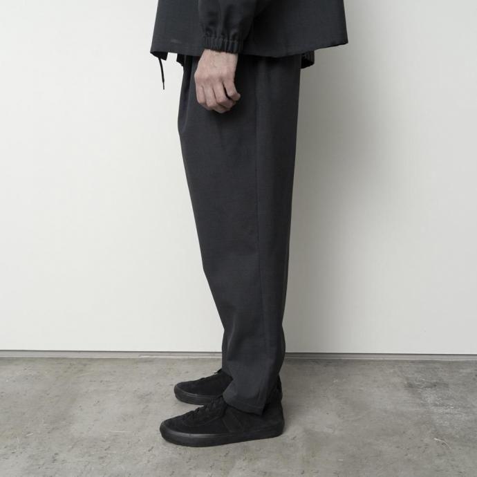 STILL BY HAND スティルバイハンド / PT01253 - INK BLACK リラックスド 2タックパンツ | STILL BY HAND | 06
