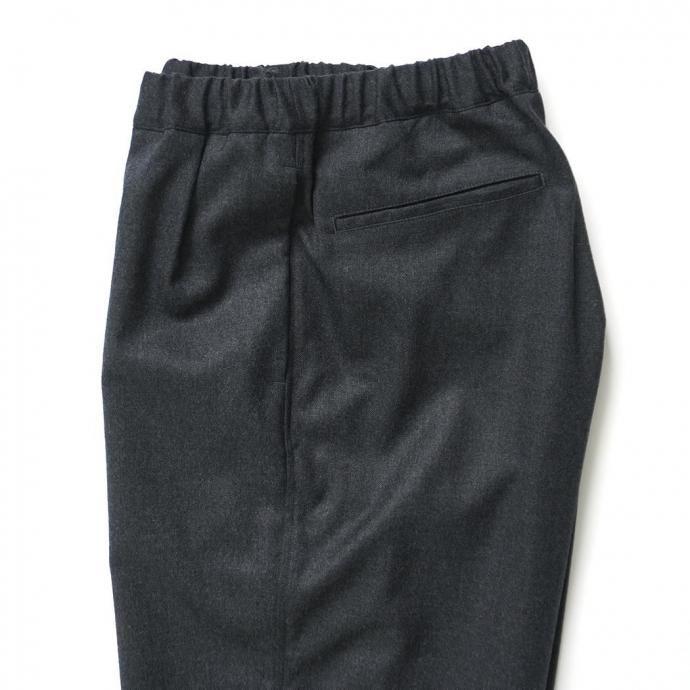 STILL BY HAND スティルバイハンド / PT05253 - CHARCOAL フリーアジャスティング ウールパンツ | STILL BY HAND | 03