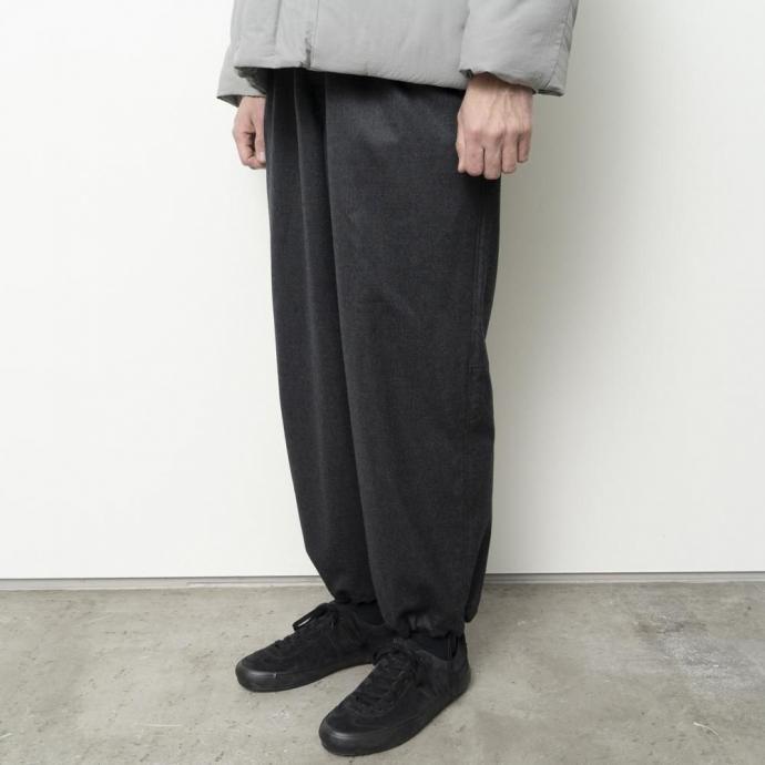 STILL BY HAND スティルバイハンド / PT05253 - CHARCOAL フリーアジャスティング ウールパンツ | STILL BY HAND | 05