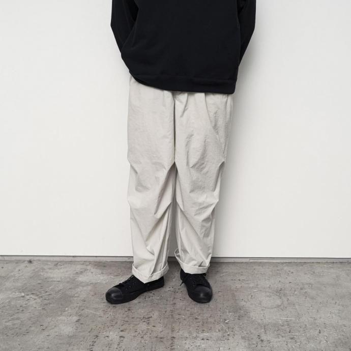 STILL BY HAND スティルバイハンド / PT06254 - IVORY タスランナイロン ニータックパンツ | STILL BY HAND | 04