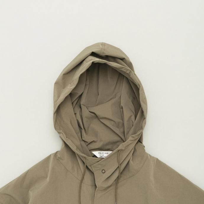 STILL BY HAND スティルバイハンド / CO03261 - KHAKI フーデッド ナイロンコート Hooded nylon coat | STILL BY HAND | 01