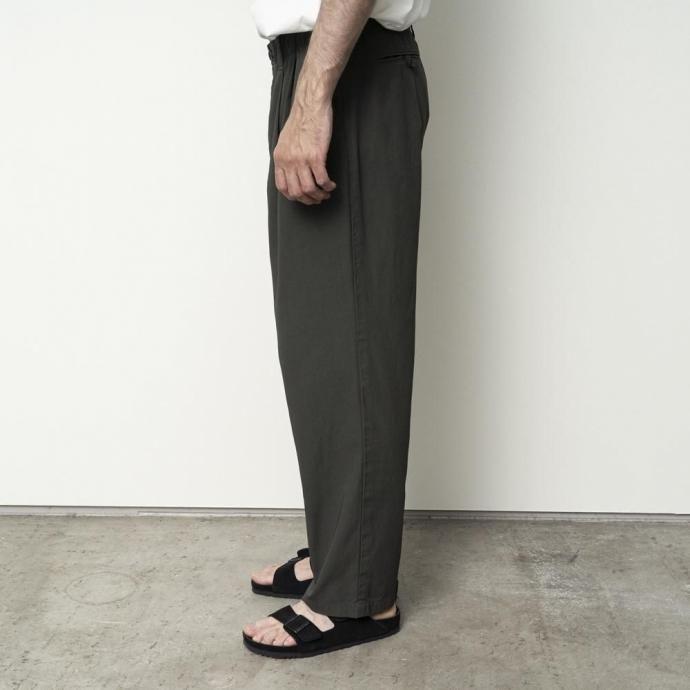 STILL BY HAND スティルバイハンド / PT01261 - INK BLACK ガーメントダイ 2タックパンツ Garment-dye 2 pleat pants | STILL BY HAND | 04