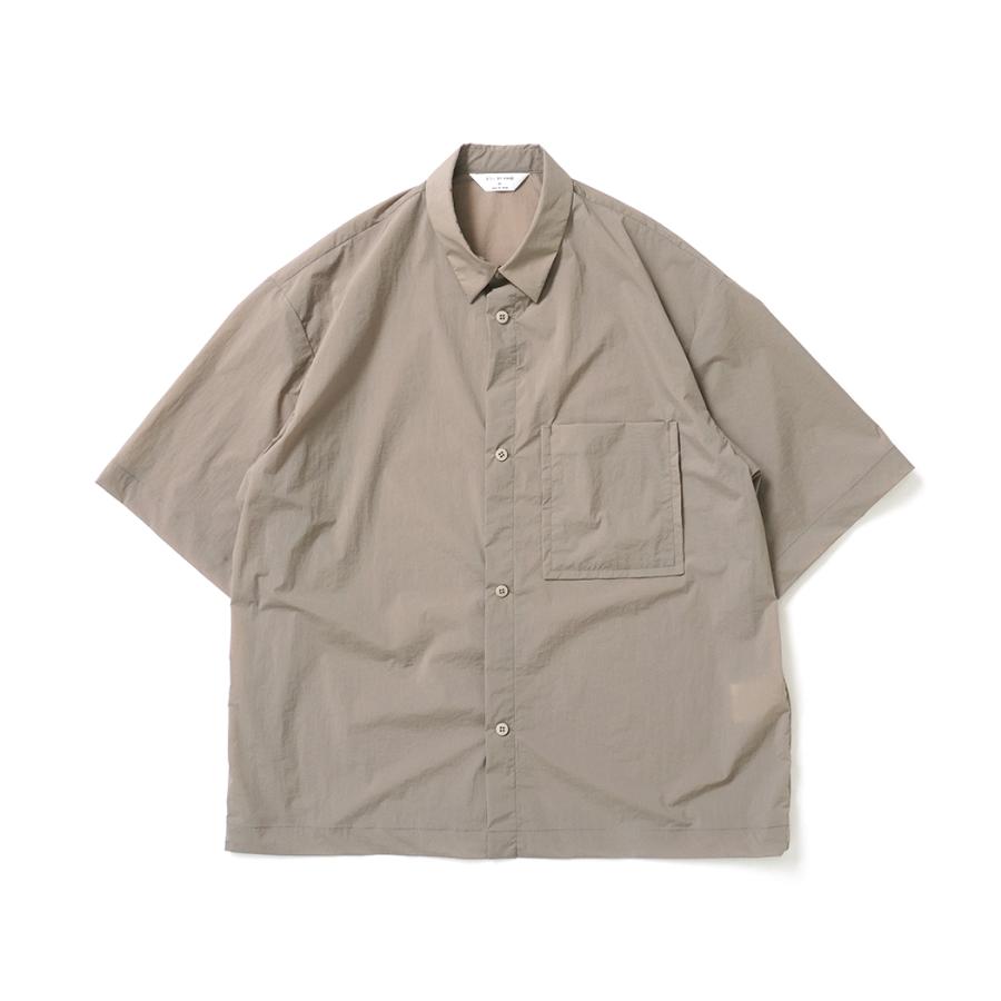 STILL BY HAND スティルバイハンド / SH02262 - GREIGE ナイロン／ポリウレタン 半袖シャツ | STILL BY HAND