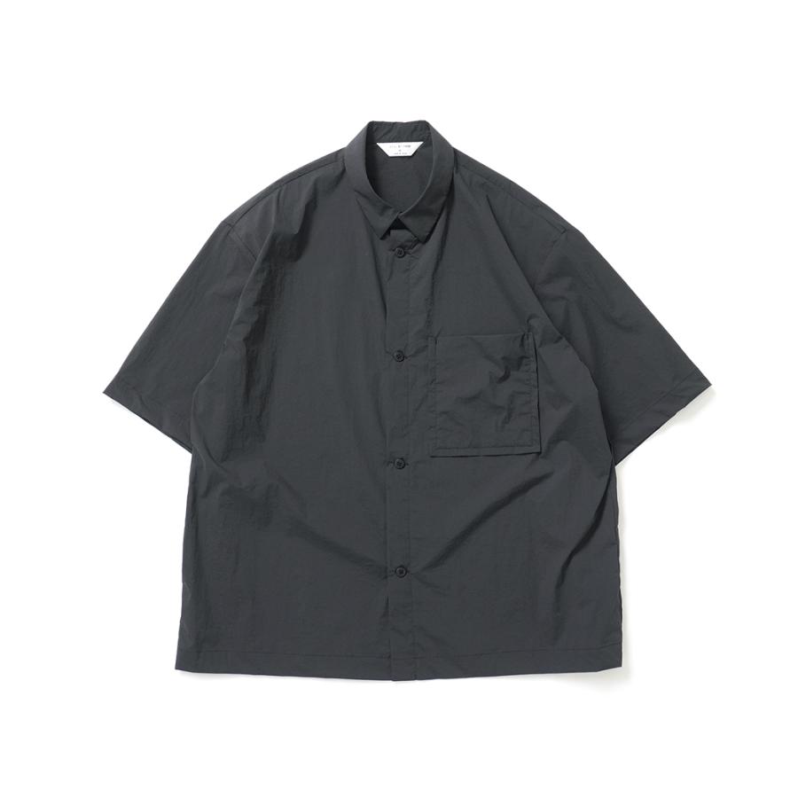 STILL BY HAND スティルバイハンド / SH02262 - CHARCOAL ナイロン／ポリウレタン 半袖シャツ | STILL BY HAND