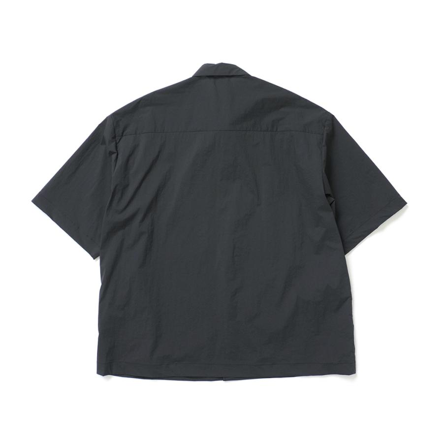 STILL BY HAND スティルバイハンド / SH02262 - CHARCOAL ナイロン／ポリウレタン 半袖シャツ | STILL BY HAND | 01