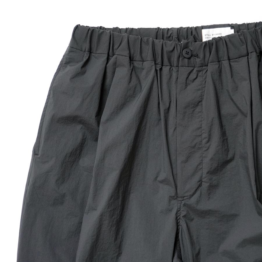 STILL BY HAND スティルバイハンド / PT04262 - CHARCOAL ナイロン／ポリウレタン テーパードパンツ | STILL BY HAND | 02