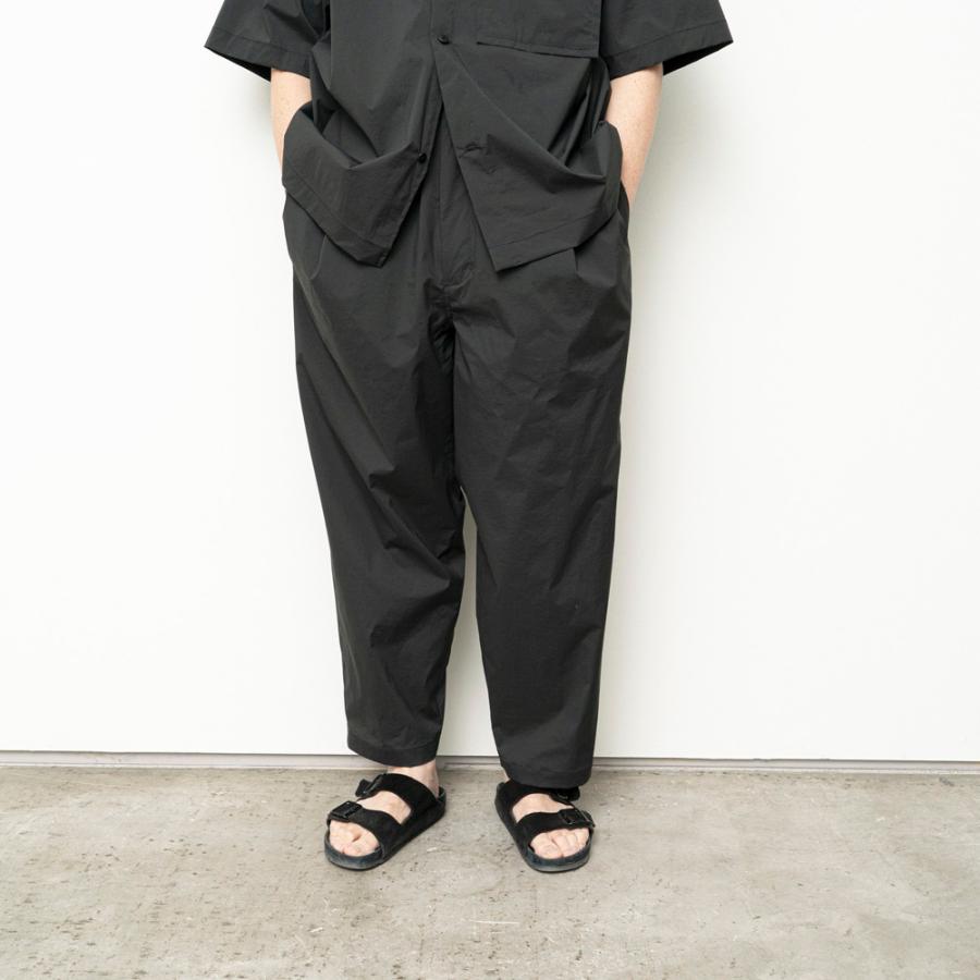 STILL BY HAND スティルバイハンド / PT04262 - CHARCOAL ナイロン／ポリウレタン テーパードパンツ | STILL BY HAND | 05