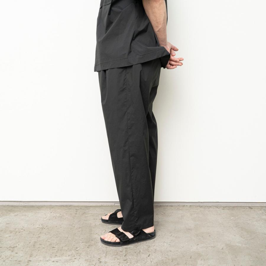 STILL BY HAND スティルバイハンド / PT04262 - CHARCOAL ナイロン／ポリウレタン テーパードパンツ | STILL BY HAND | 06