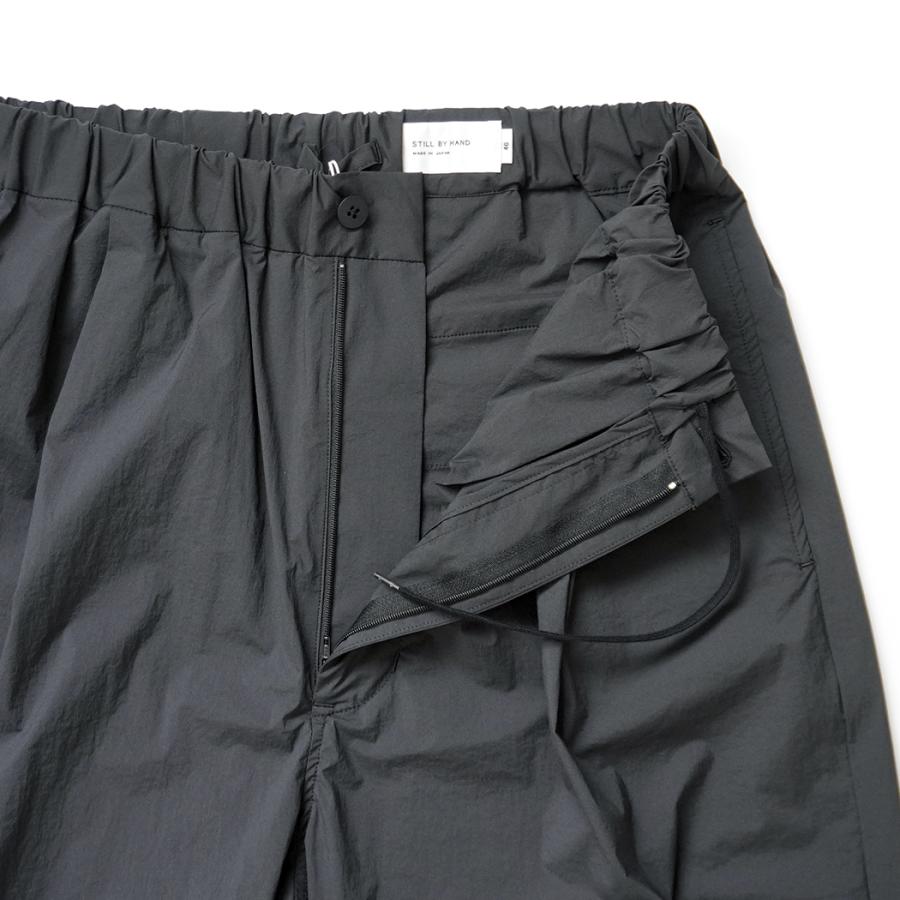 STILL BY HAND スティルバイハンド / PT04262 - CHARCOAL ナイロン／ポリウレタン テーパードパンツ | STILL BY HAND | 04