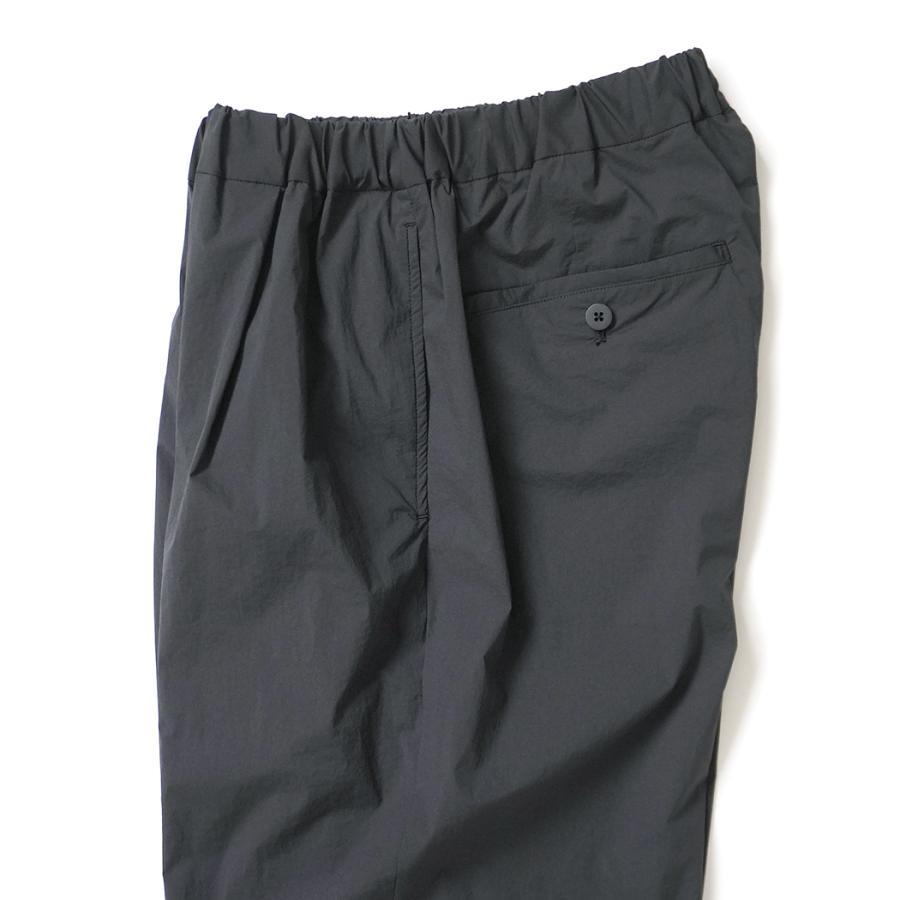 STILL BY HAND スティルバイハンド / PT04262 - CHARCOAL ナイロン／ポリウレタン テーパードパンツ | STILL BY HAND | 03