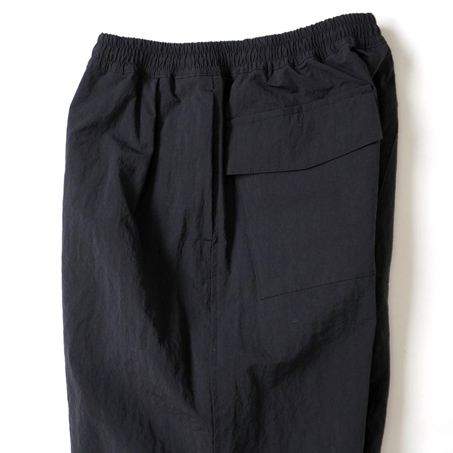 STILL BY HAND スティルバイハンド / PT02263 - BLACK ナイロン ニータックパンツ Crispy knee tuck wide pants | STILL BY HAND | 03