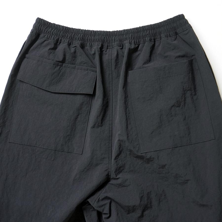 STILL BY HAND スティルバイハンド / PT02263 - BLACK ナイロン ニータックパンツ Crispy knee tuck wide pants | STILL BY HAND | 04