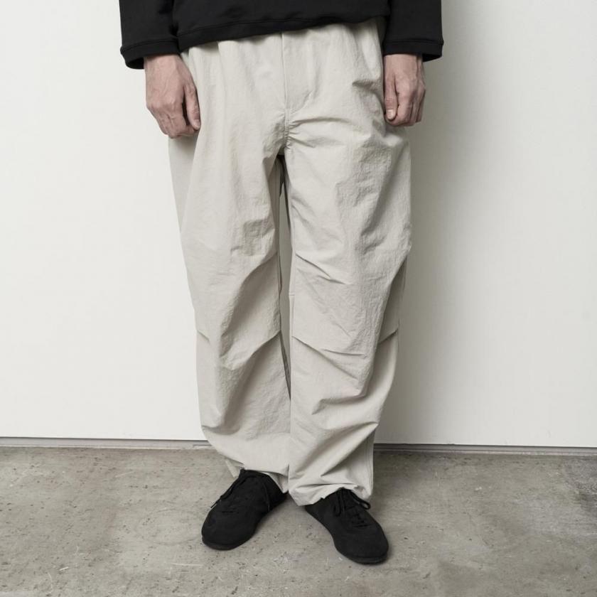 STILL BY HAND スティルバイハンド / PT02263 - BLACK ナイロン ニータックパンツ Crispy knee tuck wide pants | STILL BY HAND | 07