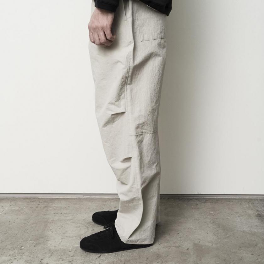 STILL BY HAND スティルバイハンド / PT02263 - BLACK ナイロン ニータックパンツ Crispy knee tuck wide pants | STILL BY HAND | 08