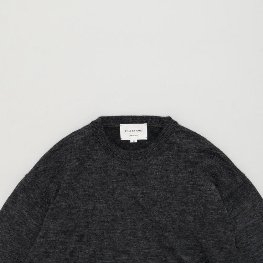 STILL BY HAND スティルバイハンド / KN03263 - CHARCOAL エクストラキッドモヘア混 クルーネックプルオーバー Wool mohair pullover | STILL BY HAND | 01
