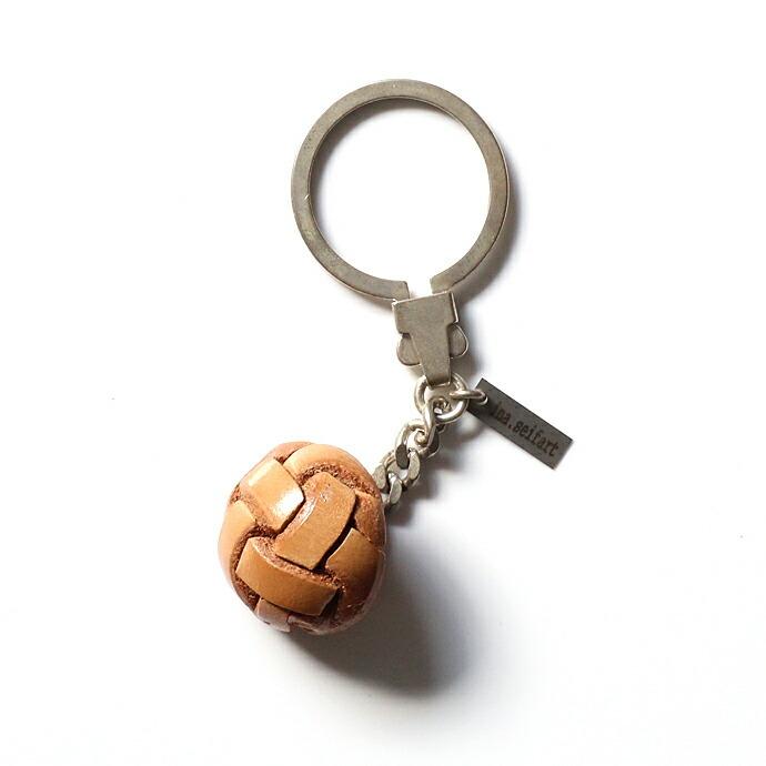 ina.seifart（イナ・セイファート） / lederknopf keyholder　ラウンドボタンキーホルダー - ベージュ | 