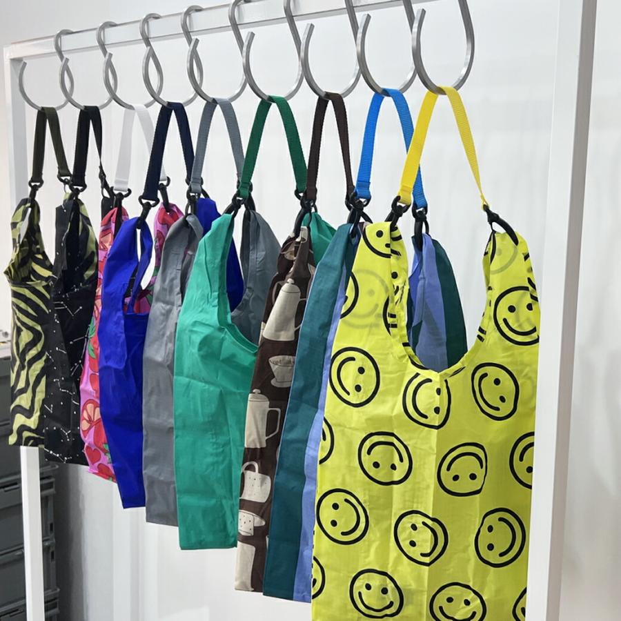 エコバッグホルダー 全12色 レジ袋 の持ち手に繋ぐ ストラップ ショルダー バッグ のように肩にかけて持ち運び 肩掛け ショッピングバッググリップ バンド ベ… |  | 17