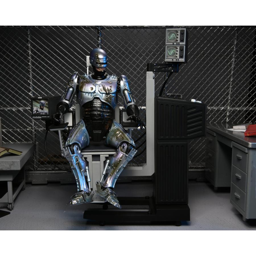ネカ 『ロボコップ』 7インチ アクションフィギュア アルティメット バトルダメージ ロボコップ アレックス・マーフィ withドッキングステーション |  | 13