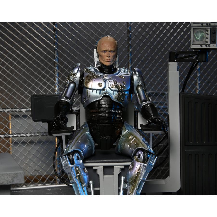 ネカ 『ロボコップ』 7インチ アクションフィギュア アルティメット バトルダメージ ロボコップ アレックス・マーフィ withドッキングステーション |  | 16