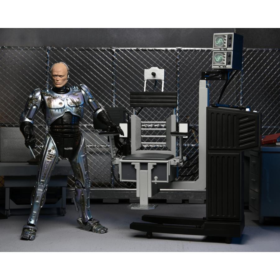 ネカ 『ロボコップ』 7インチ アクションフィギュア アルティメット バトルダメージ ロボコップ アレックス・マーフィ withドッキングステーション |  | 18