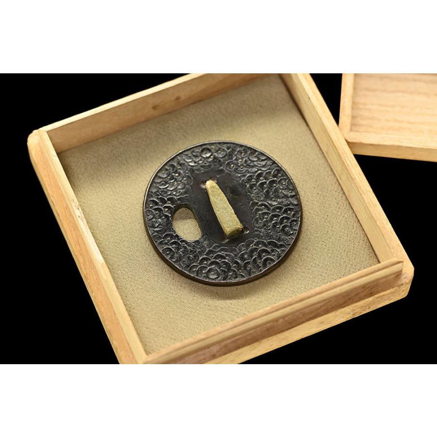 鍔・鐔 古金工 押合菊図鍔【保存刀装具】刀装具 日本刀 刀剣 : 509498 