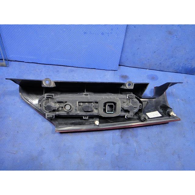 2011y ルノー カングー KWK4M 等 左 テール レンズ ランプ ライト 下  品番 8200419949 [0220] |  | 01