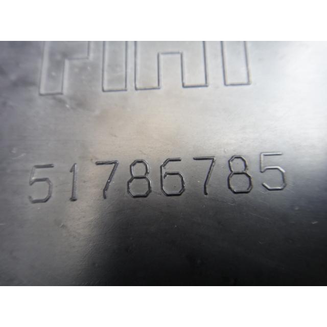 フィアット 500  169 等　右 フロント フェンダー ライナー カバー　品番 51786785 [4160] |  | 02