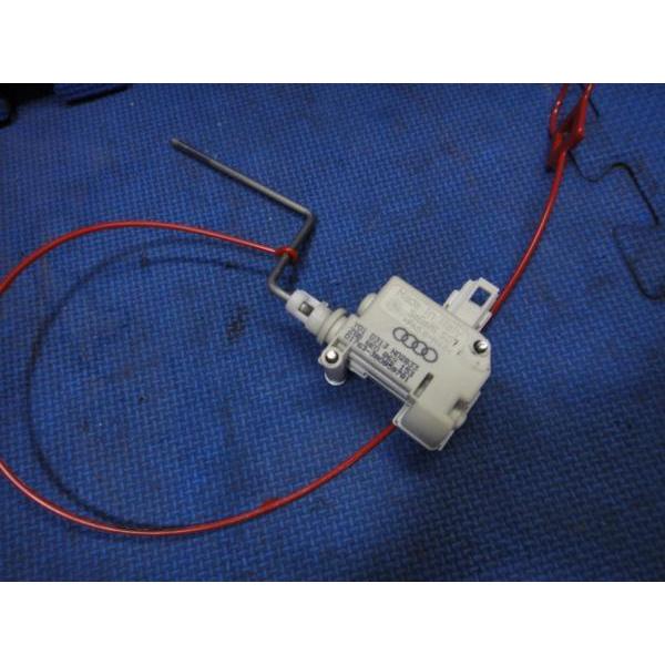 アウディ A4 8E系 B6 等 燃料 給油口 ロックアクチュエーター 8E0862153　  [4171] | 