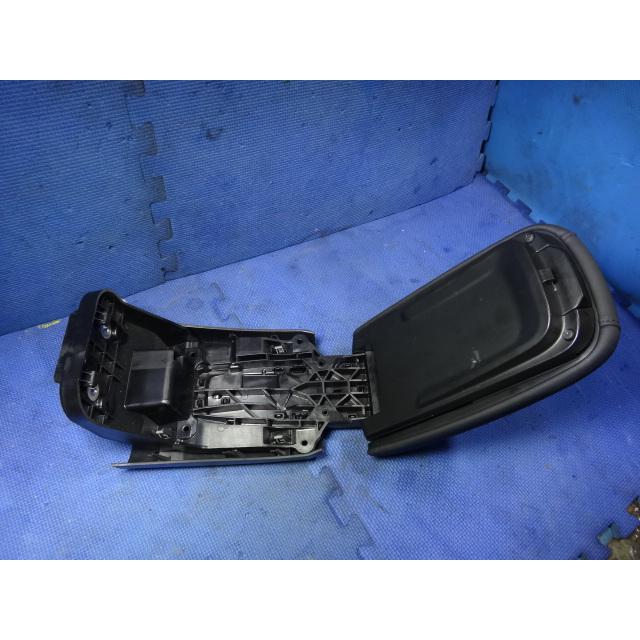 Volvo ボルボ V40 MB4164T 等 純正 アームレスト 肘置き  [4208] |  | 03