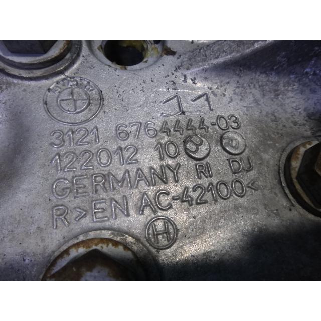BMW E90 E91 320i 325i 等 右 フロントハブ ナックル 品番 6764444 [4572] |  | 02