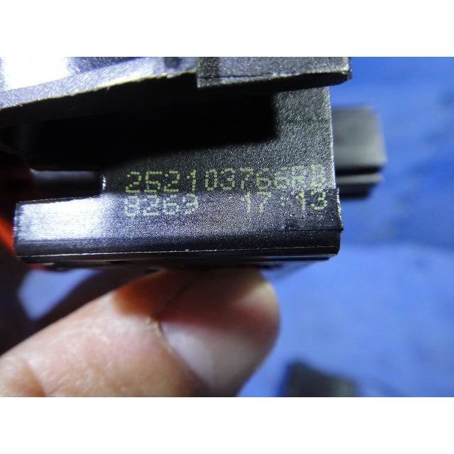 ルノー トゥインゴ AHH4B 等 ハザード スイッチ  品番 252103766R [4848] |  | 02