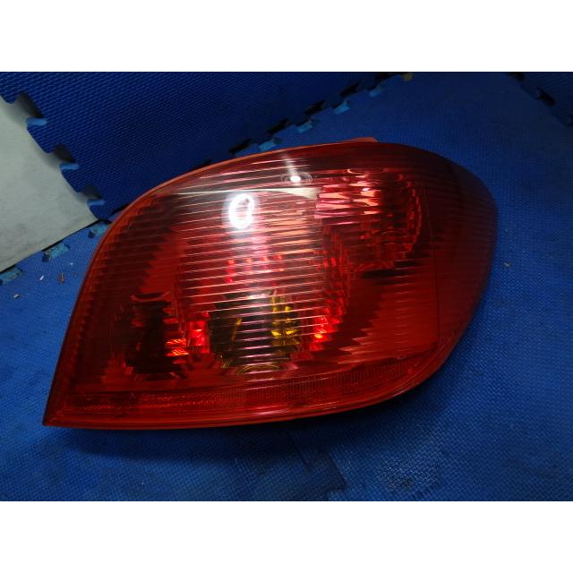 プジョー 307 T5RFN 等   右 テール レンズ　右 テール ライト ランプ　 [4896] | 