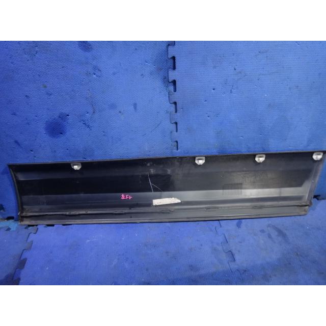 メルセデス ベンツ W201 190E 等  左 フロント ドア サッコ パネル カバー 　品番 2016905540 [7055] |  | 05