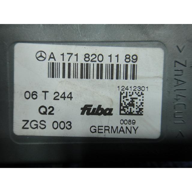 メルセデス ベンツ SLK200 R171 等 ラジオ アンテナ ブースター チューナー  品番 1718201189   [7185］ |  | 01