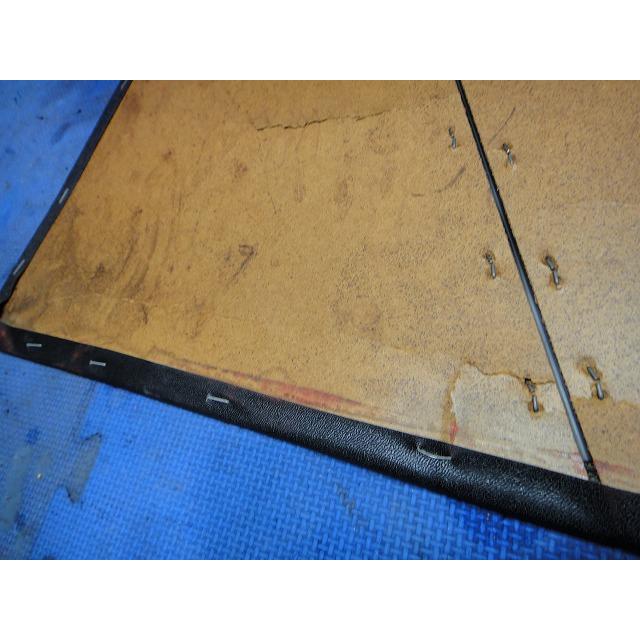 VOLVO ボルボ 240 AB230 右 リア カーゴルーム サイド 内張 シートベルト カバー  難有り  [7193] |  | 04