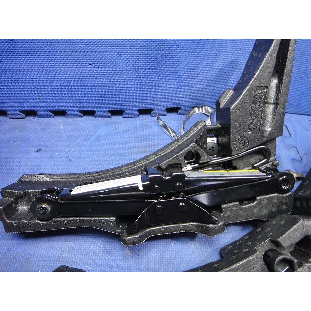ワーゲン ゴルフ 7 AUCJZ AUCPT AU系 純正 車載 工具 ジャッキ 牽引フック 等 [7599] |  | 02