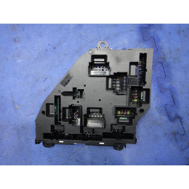 BMW 523i FP25 MT25 F10 F11 等 ヒューズボックス  品番 9234423   [8187] |  | 02