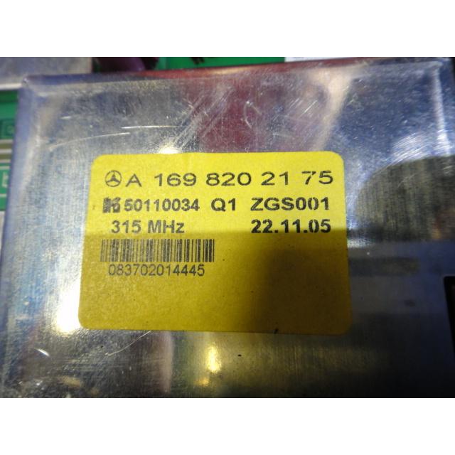 メルセデス ベンツ W169 A170 等  アンテナユニット 品番 A1698202175　 [8563] |  | 01