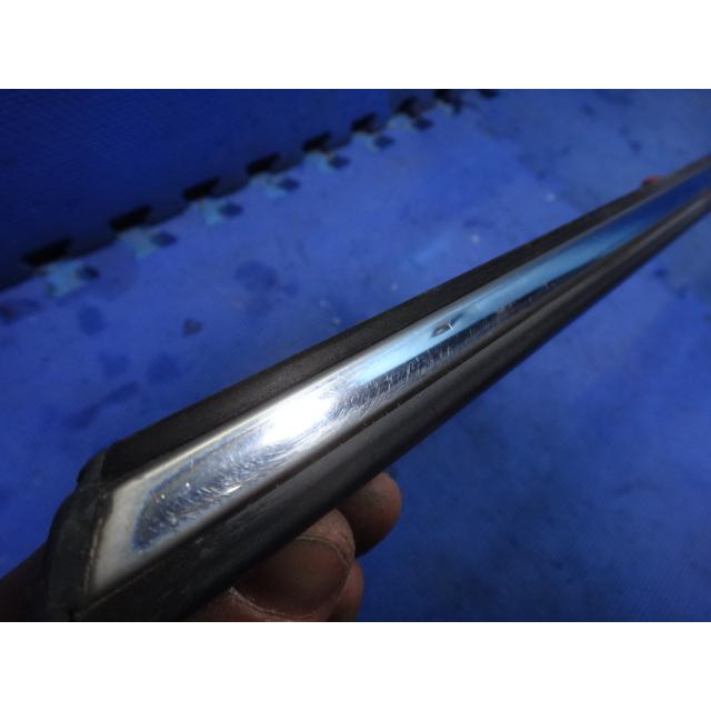 メルセデス ベンツ W123 230E 等 右 フロント フェンダー モール   [8760] |  | 01