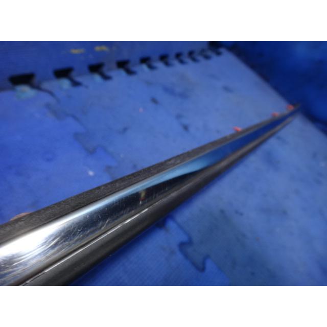 メルセデス ベンツ W123 230E 等 右 フロント フェンダー モール   [8760] |  | 02