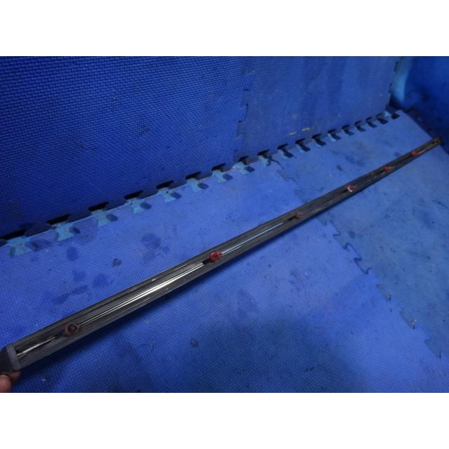 メルセデス ベンツ W123 230E 等 右 フロント フェンダー モール   [8760] |  | 05