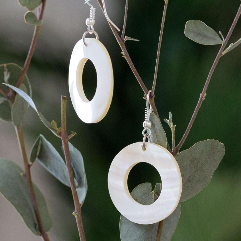 ピアス 揺れる 夏 パール レディス アクセサリー ホワイト 円形 ラウンド アジアン ジュエリー シンプル 上品 エスニック 10081 | ブランド登録なし | 01