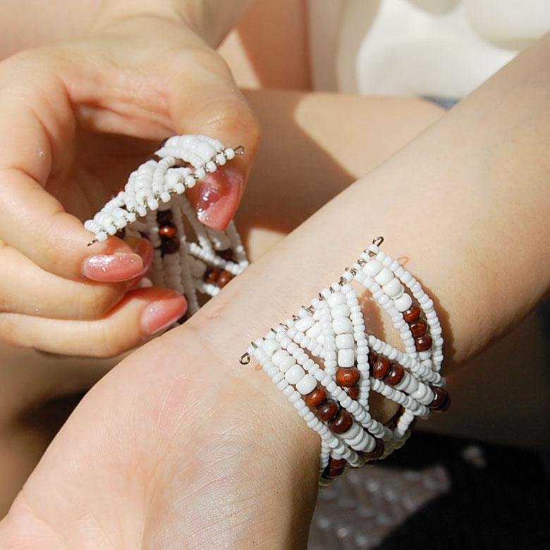 アジアン雑貨 南国リゾートの雰囲気漂うビーズのクロスバングル ホワイト アジア工房 10095 | ブランド登録なし | 01