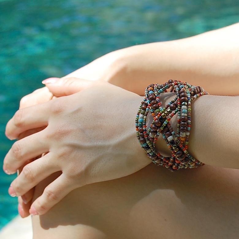 アジアン雑貨 南国リゾートの雰囲気漂うビーズのクロスバングル