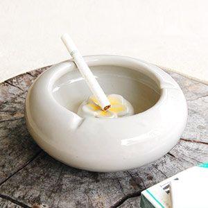 アジアン雑貨 プルメリアがデザインされた陶器の丸い灰皿 アジア工房 10693 | ブランド登録なし