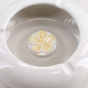 アジアン雑貨 プルメリアがデザインされた陶器の丸い灰皿 アジア工房 10693 | ブランド登録なし | 03