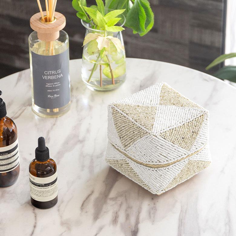 小物入れ 蓋つき ビーズ製 バスケット Sサイズ 収納 ダイヤ柄 アジアン雑貨 アクセサリーボックス ソカシ フタ付きケース ホワイト おしゃれ 13535-s | ブランド登録なし | 13