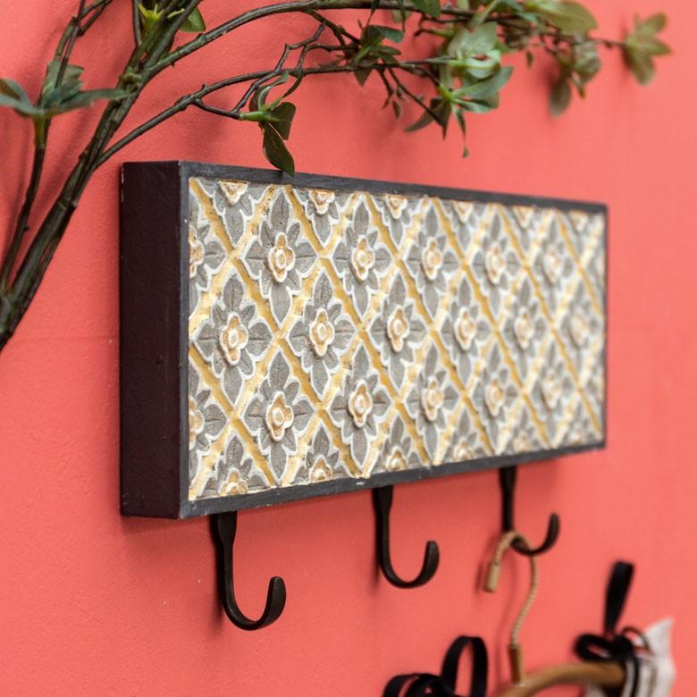 フック 壁掛け ウォールフック 3連 イエローフラワー 木彫り 花