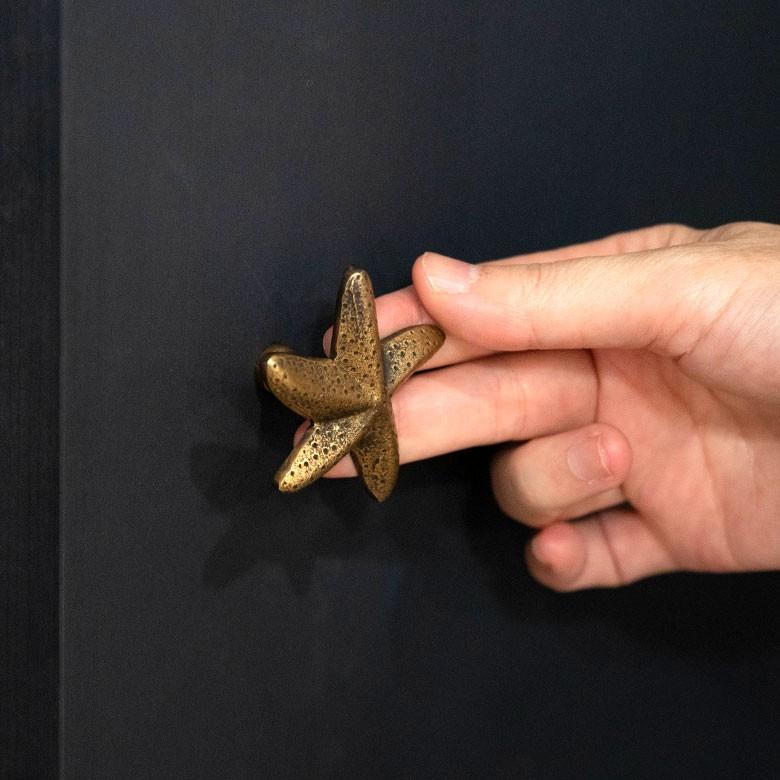 取っ手 ドアノブ 真鍮製 ヒトデ型 Mサイズ 幅4.5cm 高さ6cm アンティーク風  つまみ DIY 付け替え 引き出し 家具 ハンドル 真鍮ノブ アジア工房 13758 | ブランド登録なし | 01