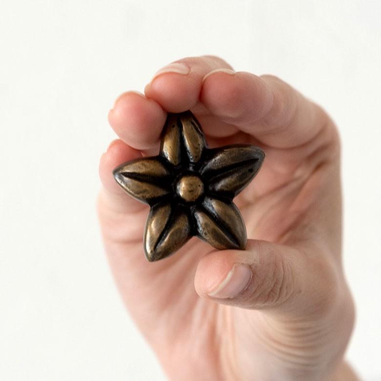 取っ手 ドアノブ 真鍮製 プルメリア型 Sサイズ 幅3.5cm 高さ3.5cm アンティーク風  つまみ DIY 付け替え 引き出し 家具 ハンドル 真鍮ノブ アジア工房 13761 | ブランド登録なし | 09